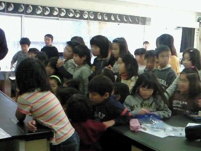 東京都杉並区立井荻小学校で磁石の授業