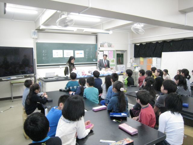 東京都杉並区高井戸第4小学校で磁石の授業